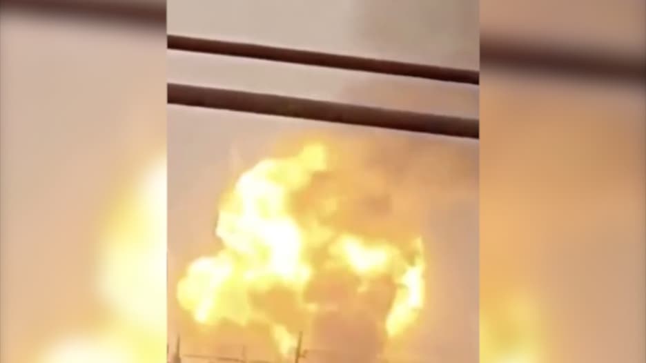 شاهد وقوع انفجارات هائلة في قاعدة “الصقر” العسكرية في جنوب بغداد