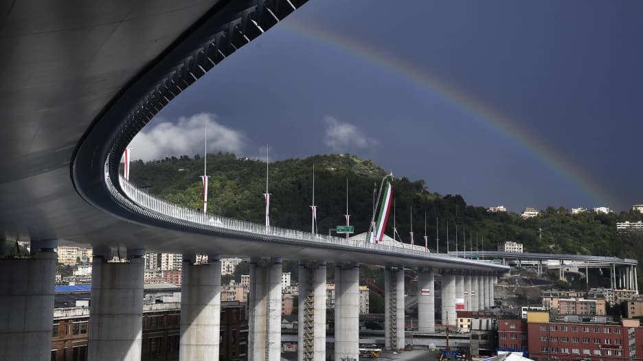 إيطاليا تعيد بناء جسر بعد انهياره القاتل في 2018