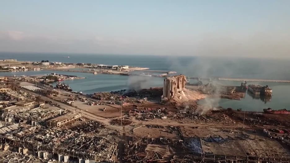 عدم ثقة بين اللبنانيين في ظهور حقيقة انفجار بيروت.. ومتطوعون ينظفون الدمار
