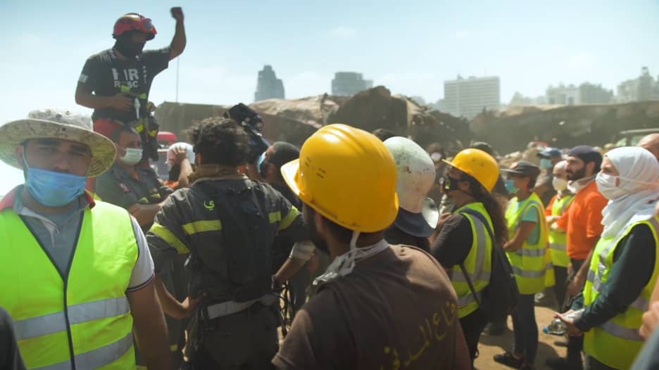 عشرات فرق الإنقاذ في بيروت.. لكن فرص العثور على حياة أصبحت ضئيلة