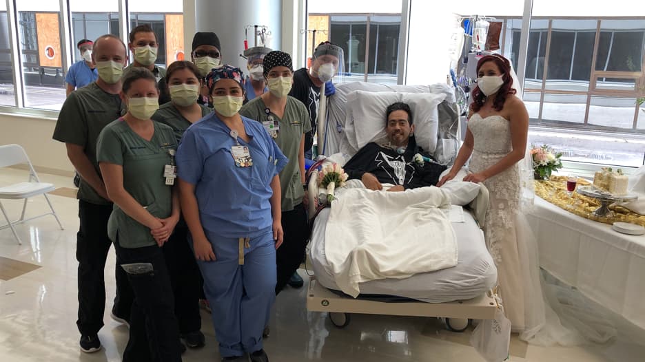 ثنائي يعلن زواجه في مستشفى بينما يصارع العريس فيروس كورونا