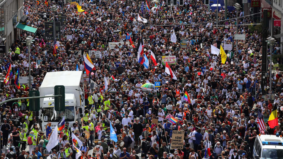 الآلاف يتظاهرون في برلين ضد رد فعل الحكومة الألمانية على فيروس كورونا