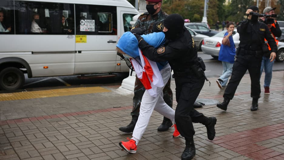 تعرضوا للضرب والسحب.. اعتقالات عنيفة لطلاب متظاهرين في بيلاروسيا