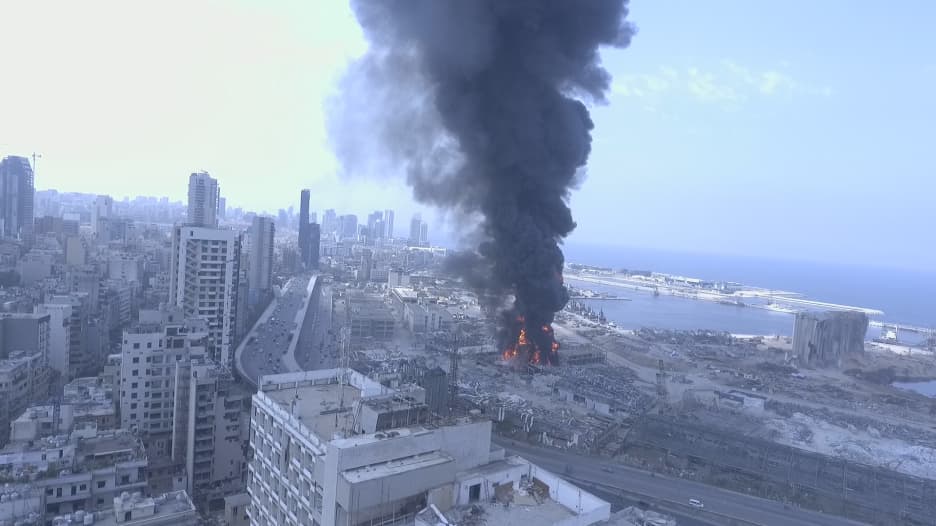 فيديو من طائرة مسيّرة يظهر الحريق الضخم في مرفأ بيروت