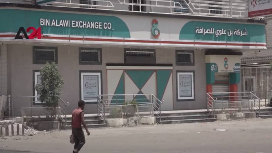 انهيار العملة اليمنية يجبر محلات الصرافة في عدن على الإغلاق