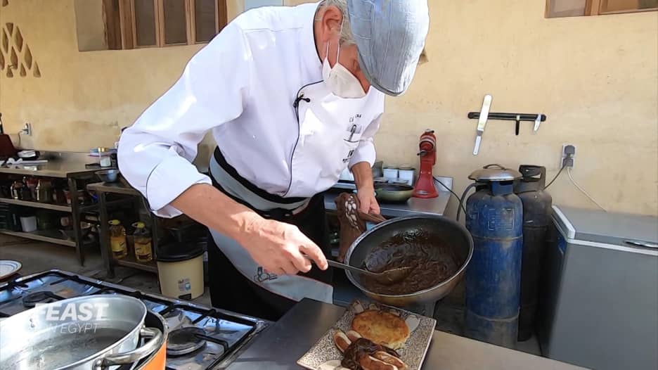 بمدرسة للطهي في الفيوم.. شيف سويسري يكرس حياته للمطبخ المصري