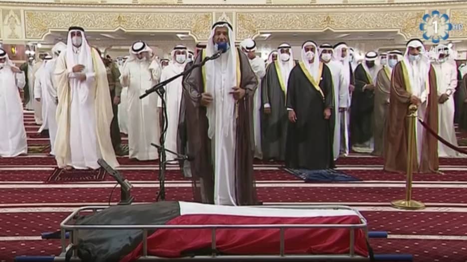 شاهد.. تأثر الإمام لحظة الصلاة على أمير الكويت الراحل