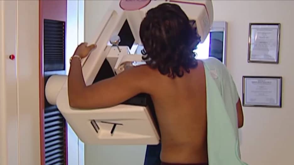 الأطباء يشجعون النساء للقيام بفحوصات سرطان الثدي وعدم سماح كورونا بتعطيلها