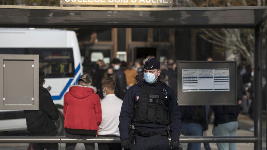 ما القصة وراء مقتل المعلم الفرنسي في باريس؟