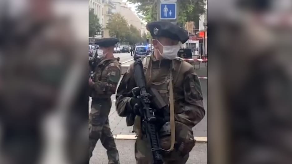 بعد هجوم الطعن في فرنسا.. جنود مدججون بالأسلحة ينتشرون في الشوارع