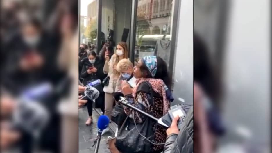 "من يفعل هذا ليس مسلماً".. امرأة فرنسية تصرخ وتندد بعملية الطعن في نيس