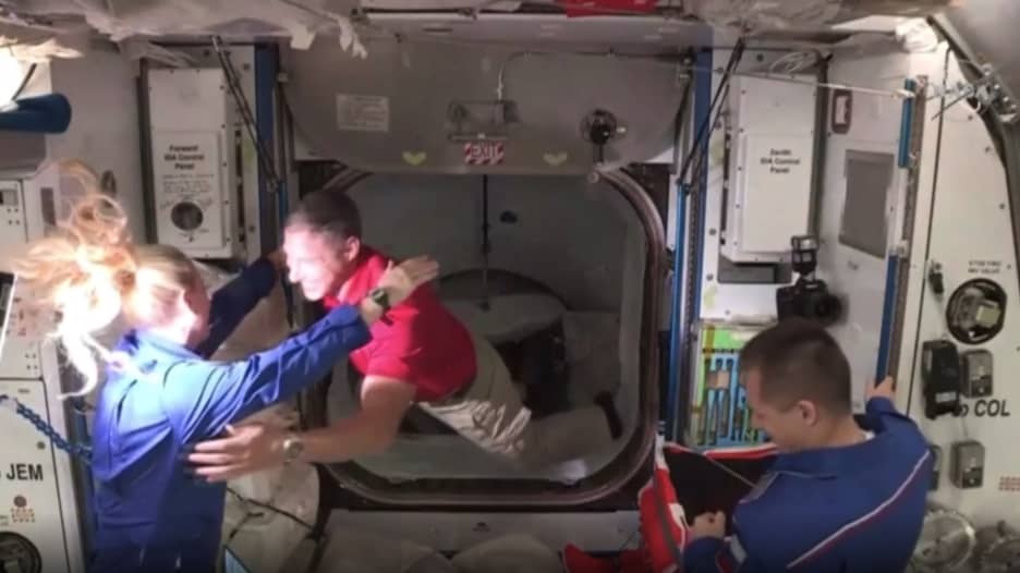 شاهد.. لحظة دخول زوار قادمين من الأرض إلى محطة الفضاء الدولية