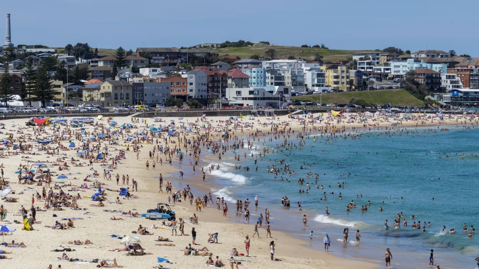الناس "يهربون" إلى الشواطئ في أستراليا مع ارتفاع درجات الحرارة إلى مستوى قياسي