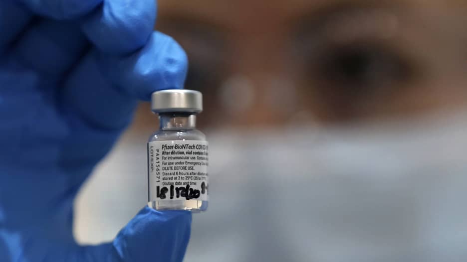 إدارة الغذاء والدواء الأمريكية تصدر تصريح استخدام طارئ للقاح “فايزر” 