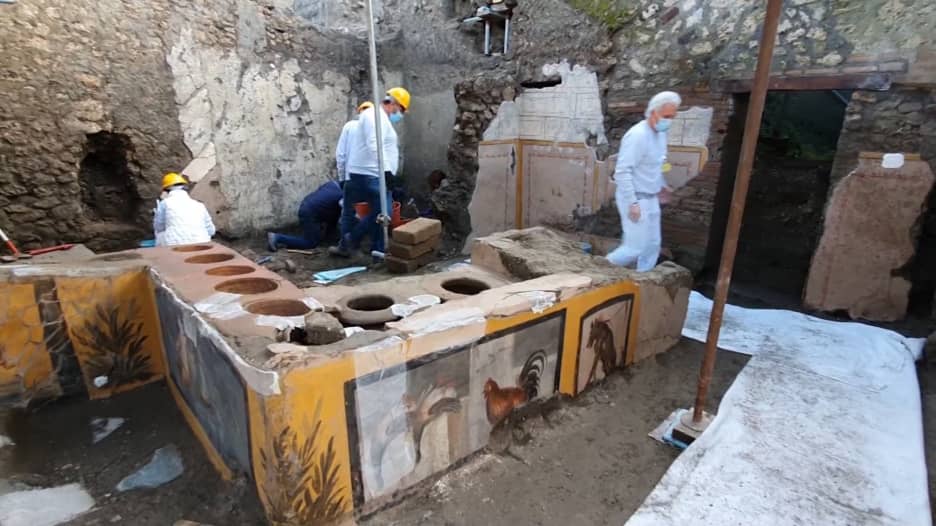 شاهد متجر للوجبات السريعة يعود عمره لـ2000 عام تقريبا.. اكتشف تحت أنقاض مدينة بومبي الإيطالية