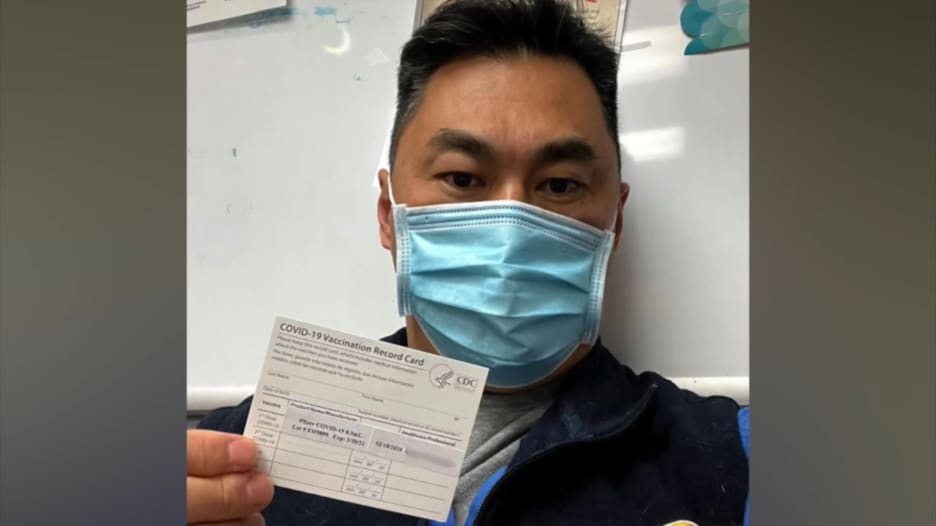 ممرض يكتشف إصابته بكورونا بعد 8 أيام من تلقي اللقاح.. لكن لماذا الأمر ليس مستغربا؟