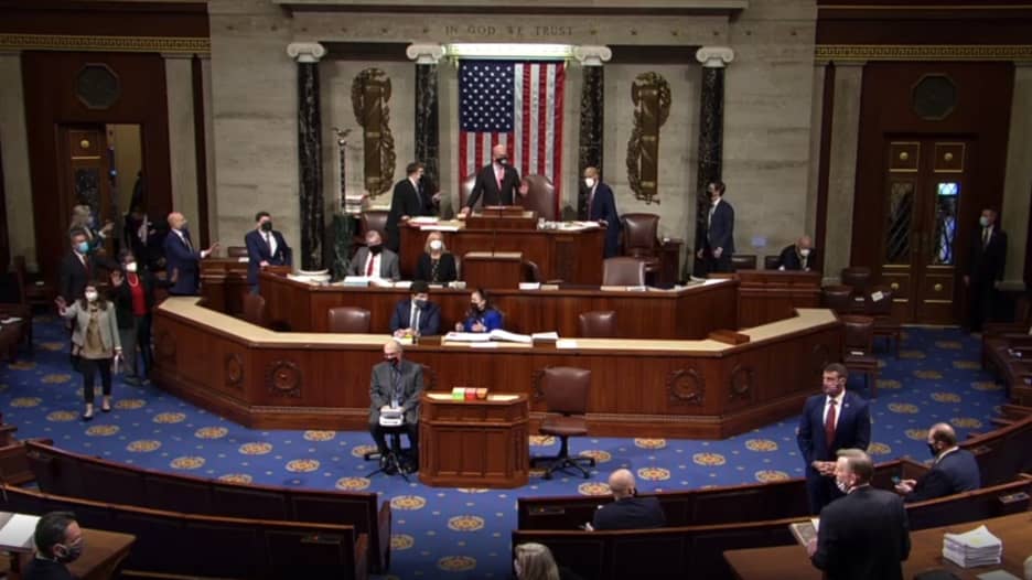 شاهد.. لحظة إخلاء أعضاء الكونغرس بعد اقتحامه من قبل أنصار ترامب