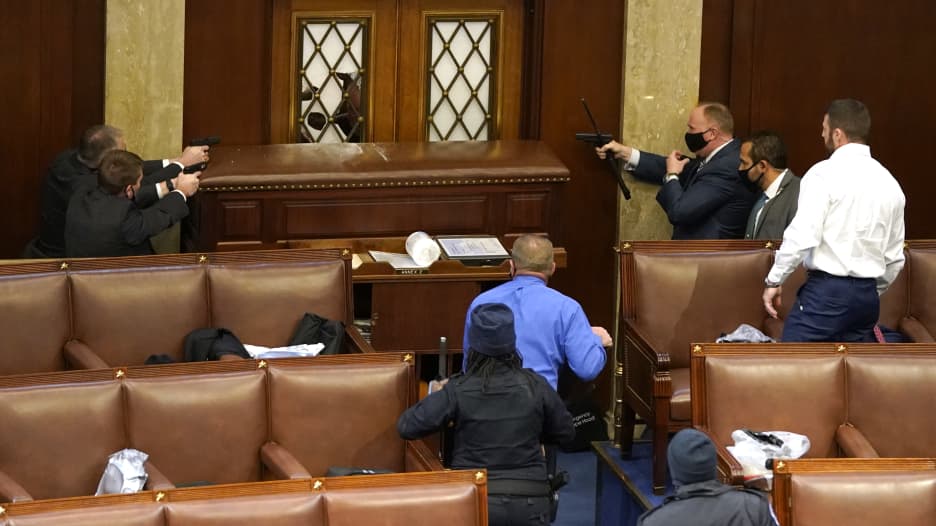 مسدسات في قاعة النواب.. هكذا بدا الكونغرس وسط اقتحام أنصار ترامب