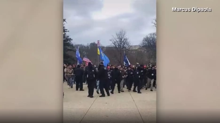 فيديو يثير جدلا بعد مزاعم سماح الشرطة بعبور متظاهرين لداخل الكونغرس