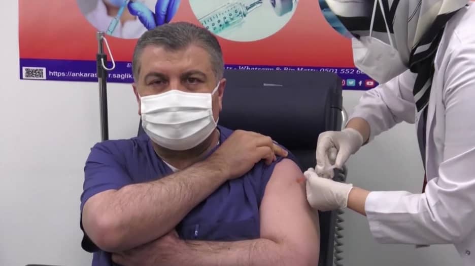 تركيا تبدء حملة التطعيم بلقاح سينوفاك الصيني.. ووزير الصحة أول من تلقاه على العلن