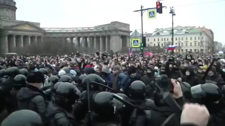اعتقال مئات المؤيدين لنافالني في روسيا.. والسلطات تحقق في "عنف ضد الشرطة"