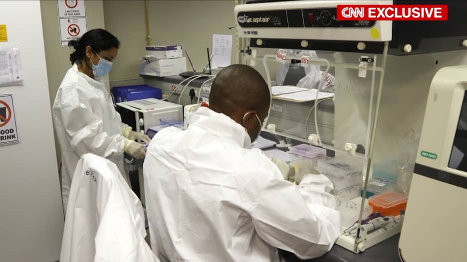 دراسة جديدة تظهر أن سلالة جنوب أفريقيا من فيروس كورونا مقاومة للأجسام المضادة.. ماذا يعني ذلك لفعالية اللقاحات؟