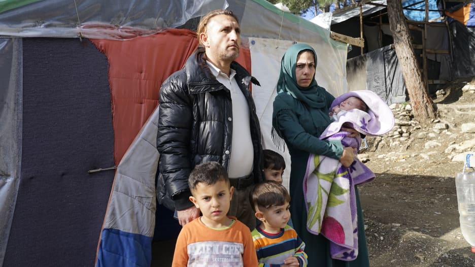 أطفالهم يحاولون الانتحار هرباً من قسوة العيش.. هذه أوضاع اللاجئين في مخيّمات اليونان