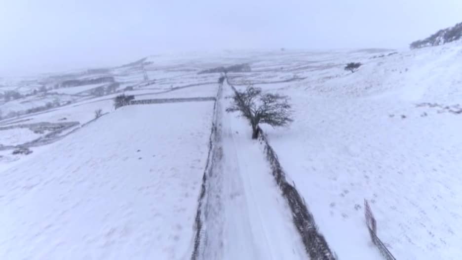 لقطات درون.. تُظهر كثافة الثلوج المتساقطة في يوركشاير جراء عاصفة "دارسي" في إنجلترا