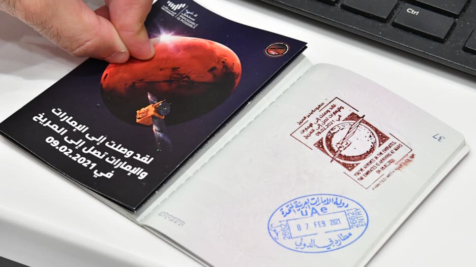 "حبر المريخ" الفريد.. دبي ترحب بالقادمين بمفاجأة على جواز السفر