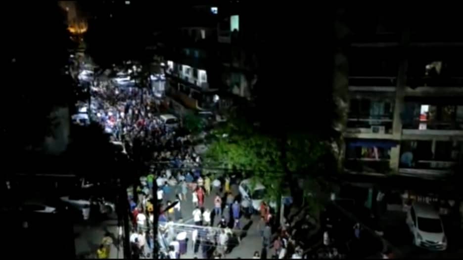 شاهد مظاهرة ليلية حاشدة في ميانمار على خلفية الاعتقالات العسكرية للمدنيين