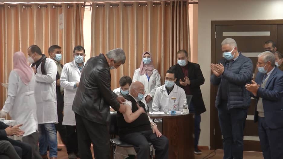 غزة تبدأ حملة التطعيم ضد فيروس كورونا مع لقاح "سبوتنيك V" الروسي