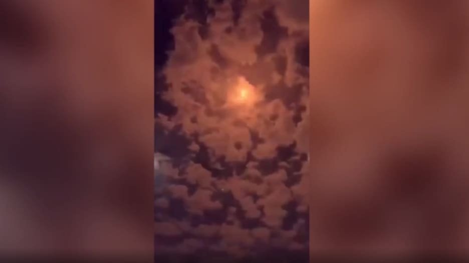 شاهد.. لحظة اعتراض الدفاعات الجوية السعودية صاروخًا باليستيًا فوق الرياض