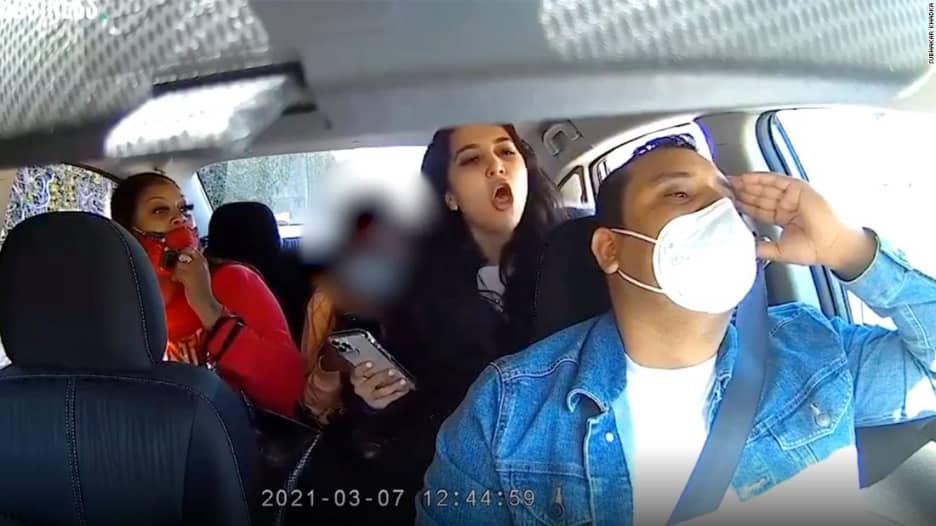 كاميرا ترصد لحظة اعتداء ثلاث فتيات على سائق سيارة أوبر بسبب الكمامة