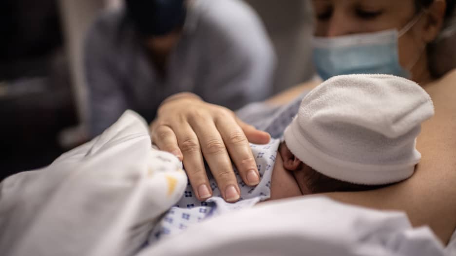 طفلة تولد بأجسام مضادة لفيروس كورونا بعد تطعيم الأم خلال الحمل