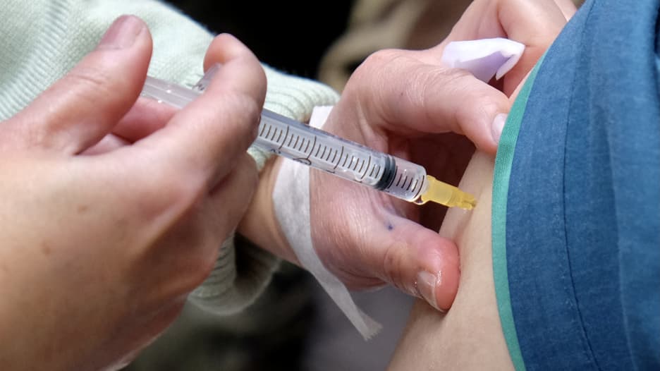 هل يمكن للقاحات معالجة أعراض فيروس كورونا طويلة الأمد؟