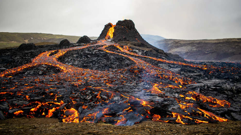 شاهد الناس يتوافدون لتحضير الشطائر وشوي النقانق على حمم بركان ثائر في أيسلندا