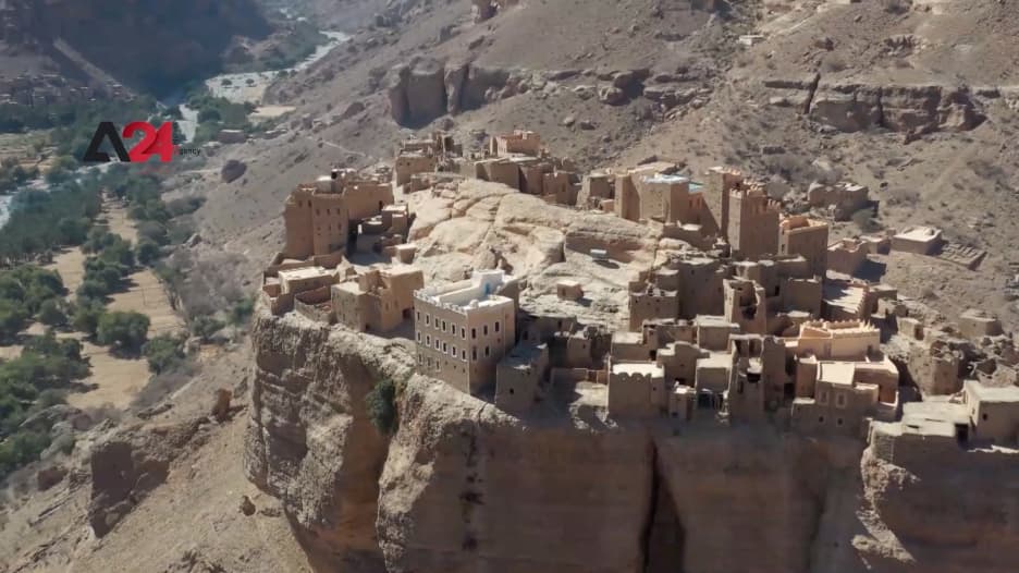 قرية يمنية تتربع على صخرة عملاقة.. شاهد أين يعيش سكانها