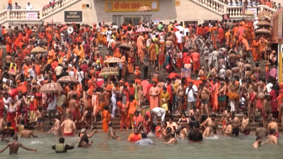 شاهد.. حشود هائلة في مهرجان ديني بالهند رغم الأرقام القياسية لفيروس كورونا