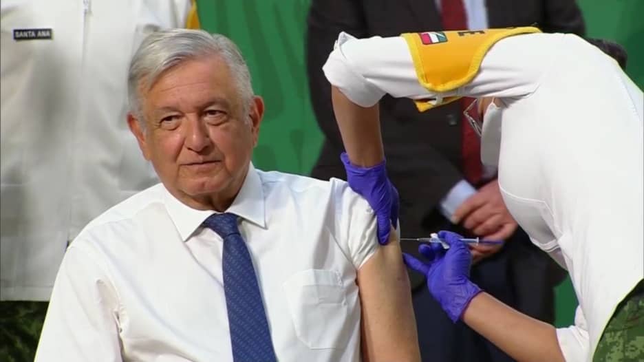 شاهد لحظة تلقي رئيس المكسيك لقاح أسترازينيكا ضد فيروس كورونا