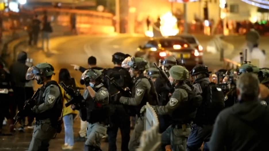 اشتباكات بين فلسطينيين والشرطة الإسرائيلية في القدس