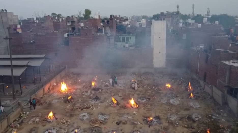 مقاطع "درون" تظهر حرق جثث بشكل جماعي في الهند بسبب كورونا.. شاهد