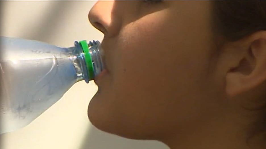 أعراضه مشابهة للجفاف.. كيف يمكن للإفراط في شرب الماء أن يشكل خطرًا على صحتك؟