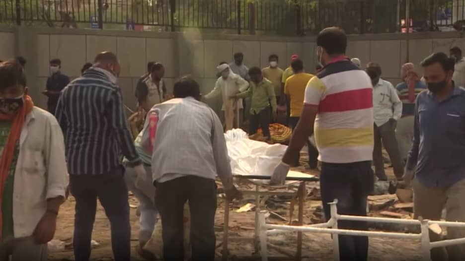 محارق الجثث مكتظة بموتى كورونا في الهند.. كاميرا CNN ترصد الكارثة