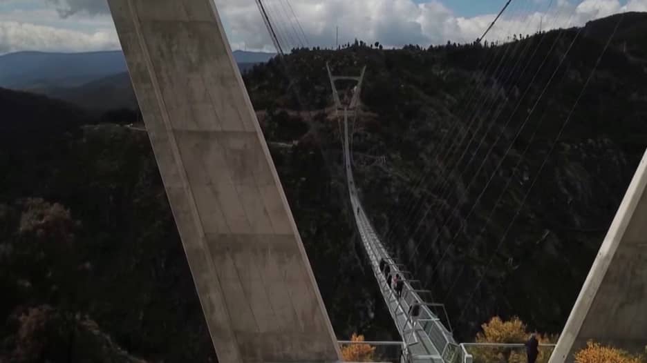 ليس مخصصا لضعاف القلوب.. هذا هو أطول جسر للمشاة في العالم