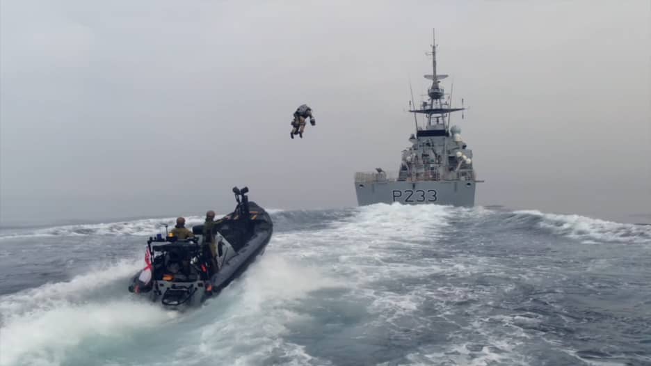 فيديو يُظهر ضابط بحرية بريطاني يقلع من قارب سريع ويهبط على سفينة ببدلة نفاثة