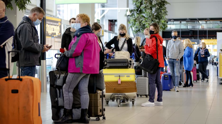 الاتحاد الأوروبي يقترح تخفيف قيود السفر للمسافرين الملقحين