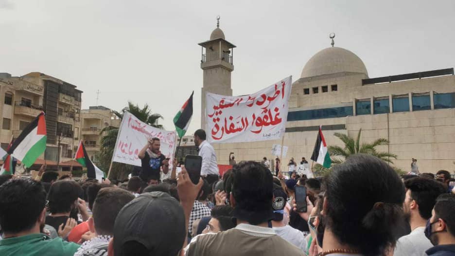 الأردن.. احتجاجات قرب السفارة الإسرائيلية تطالب بطرد السفير