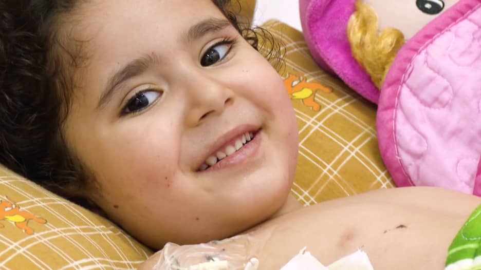 "لماذا فعلوا هذا بي؟".. طفلة فلسطينية تسأل بعد إصابة قد تمنعها من المشي مجددًا