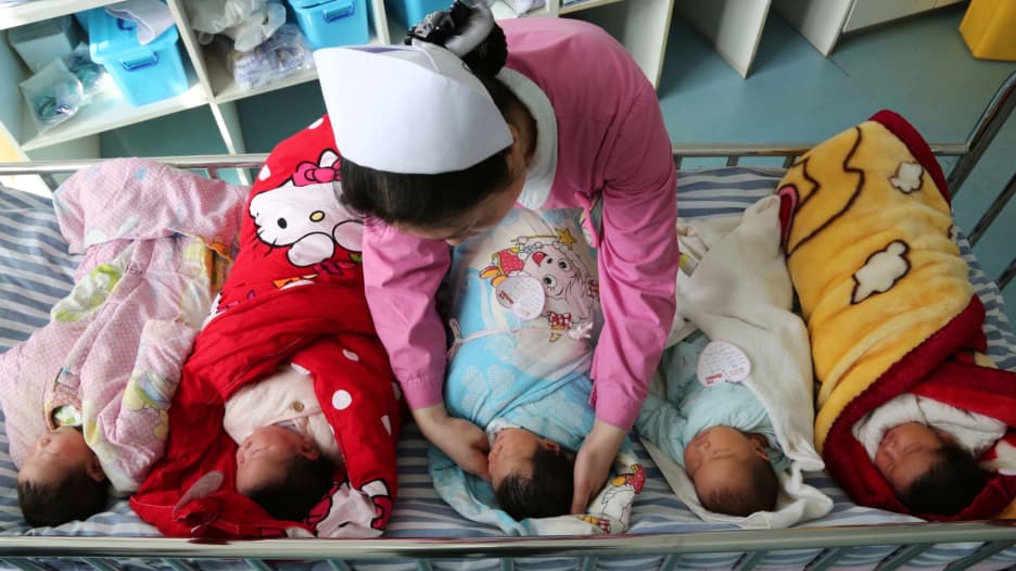 الصين تسمح لسكانها إنجاب ما يصل إلى 3 أطفال