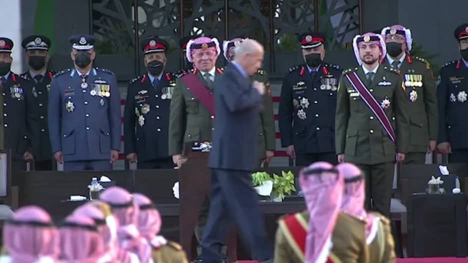 ردة فعل ملك الأردن خلال مراسم تسليم أوسمة مع رئيس المخابرات الأسبق يثير تفاعلا